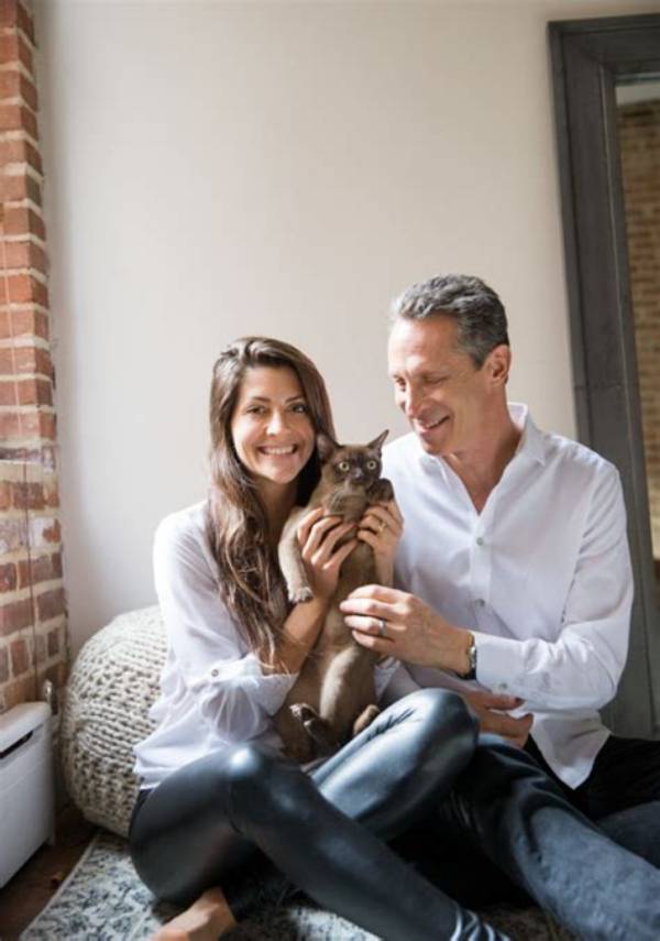 Dr. Mark Hyman Is Married to Wife: Mia Lux. Kids: Rachel Hyman.